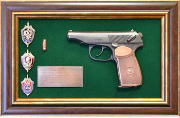 Панно с пистолетом Макаров и знаками ФСБ 18-334