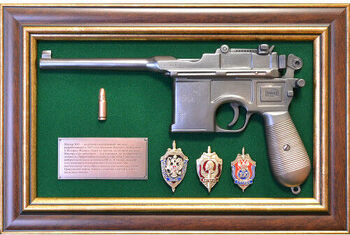 Панно с пистолетом Маузер и знаками ФСБ 18-333