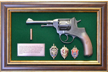 Панно с пистолетом Наган и знаками ФСБ 18-332