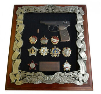 Ключница настенная с пистолетом Макарова и награда