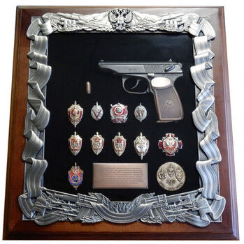 Ключница настенная с пистолетом Макарова и знаками