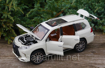 Белая машинка Lexus 21см - открывается всё, звук, свет